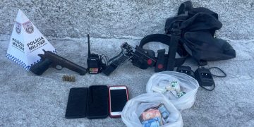 Operação apreende arma, simulacro e prende três suspeitos em Itaboraí