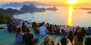 Niterói, destaque em rankings de bem-estar e segurança, é reconhecida entre as 30 cidades mais felizes do Brasil