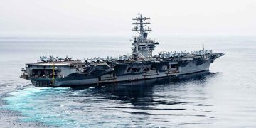 Porta-aviões USS Nimitz causa alerta aéreo na Baía de Guanabara durante operação regional