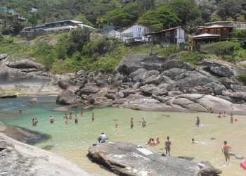 Praia de Itacoatiara em Niterói destaca-se pela conservação, trilhas e eventos esportivos
