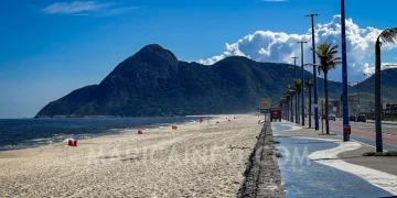 Maricá reforça conscientização ambiental com ações permanentes no litoral com projeto Praia Mais Limpa