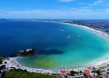 Praia do Forte, em Cabo Frio, encanta com areia que não queima e mar cristalino