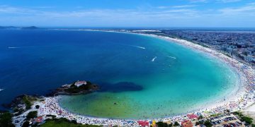 Praia do Forte, em Cabo Frio, encanta com areia que não queima e mar cristalino
