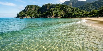 Praia da Lula: destino isolado na Baía de Paraty preservada por acesso de barco