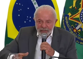 Lula condena ataque a tiros em evento nos EUA e destaca a importância da democracia