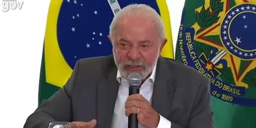 Lula condena ataque a tiros em evento nos EUA e destaca a importância da democracia