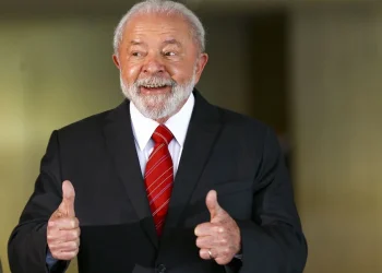 Lula sanciona lei que garante até três dias anuais de ausência para exames preventivos no trabalho