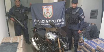 Homem é preso por conduzir motocicleta roubada sem placa em Niterói
