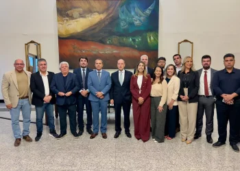 Prefeitos do RJ protestam contra redistribuição de royalties em defesa de receitas de petróleo