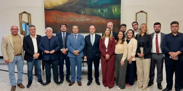 Prefeitos do RJ protestam contra redistribuição de royalties em defesa de receitas de petróleo