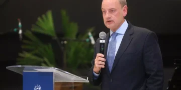 Governador em exercício do Rio extingue três subsecretarias na Casa Civil e exonera 383 servidores