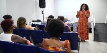 Encerramento de exposição sobre Lélia Gonzalez promove reflexão e formação antirracista na educação municipal