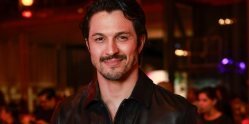 Ator Rômulo Estrela alerta fãs sobre perfil falso que usa sua imagem em golpe digital