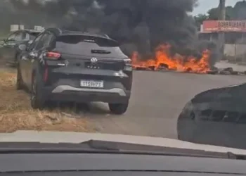 Rodovia RJ-106 em Maricá fica interditada após queima de pneus na manhã de sábado