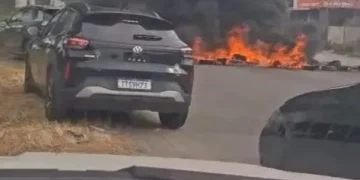 Rodovia RJ-106 em Maricá fica interditada após queima de pneus na manhã de sábado