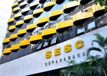 Sesc RJ promove Núcleos de Literatura gratuitos em oito unidades até 2026