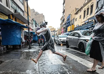 Tempo quente persiste na Norte e Nordeste durante feriado com previsão de nuvens e chuvas isoladas