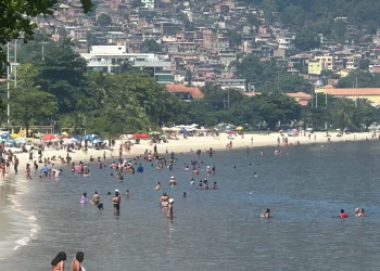 Polícia de Niterói prende suspeito de furto de celular na praia de Charitas