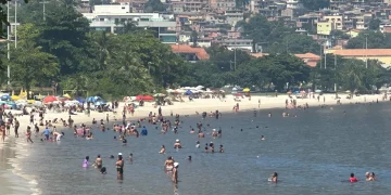 Polícia de Niterói prende suspeito de furto de celular na praia de Charitas
