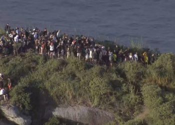 Operação policial no Morro Dois Irmãos prende criminosos e prende turistas no Rio