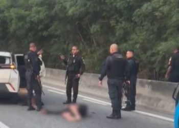 Polícia prende suspeitos após troca de tiros na Transolímpica; médica do SAMU é feita refém