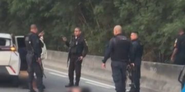 Polícia prende suspeitos após troca de tiros na Transolímpica; médica do SAMU é feita refém