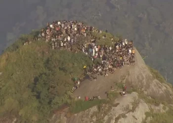 Operação policial no Vidigal causa tiroteio, bloqueio na Niemeyer e turistas presos no Dois Irmãos