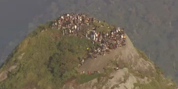 Operação policial no Vidigal causa tiroteio, bloqueio na Niemeyer e turistas presos no Dois Irmãos