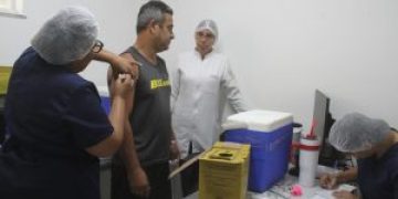 Fundação de São Gonçalo realiza ação de vacinação contra gripe e covid-19 para servidores
