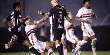 Vasco vira jogo e vence São Paulo em homenagem a Roberto Dinamite