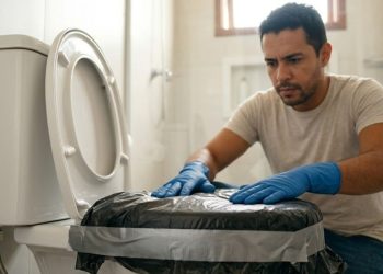 Técnica simples com saco plástico resolve entupimento de vaso sanitário em casa