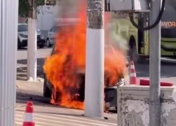 Veículo pega fogo em Icaraí, em Niterói, e incêndio é rapidamente controlado pelos bombeiros