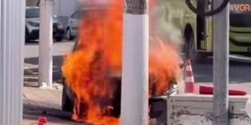 Veículo pega fogo em Icaraí, em Niterói, e incêndio é rapidamente controlado pelos bombeiros