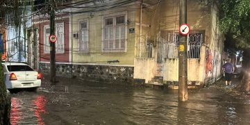 Temporal causa alagamentos e interrupções no transporte na região metropolitana do Rio