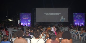 Encerramento do Cinema Inflável na orla de Maricá promove acesso gratuito à cultura