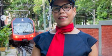 Primeira mulher maquinista assume operação do Trem do Corcovado, símbolo do turismo no Brasil