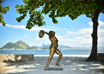 Niterói inaugura primeira estátua pública de mulher, homenagem à atriz Leila Diniz