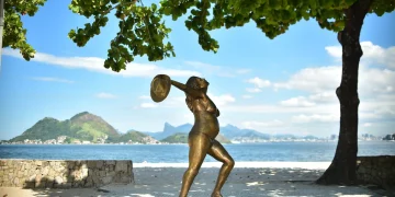 Niterói inaugura primeira estátua pública de mulher, homenagem à atriz Leila Diniz