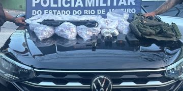 Homem é preso com kit de conversão para pistola e drogas em São Gonçalo
