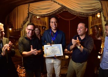 Niterói homenageia Carmelo Maia com Medalha Leila Diniz durante espetáculo de Tim Maia