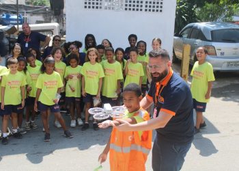 Crianças de Niterói aprendem sobre preservação ambiental e importância dos garis em visita à Clin