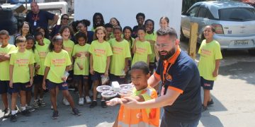 Crianças de Niterói aprendem sobre preservação ambiental e importância dos garis em visita à Clin
