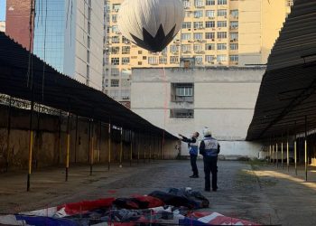 Balão em chamas cai no Centro de Niterói; agentes evitam incêndio e investigam responsáveis