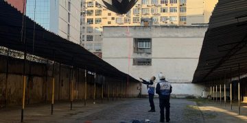 Balão em chamas cai no Centro de Niterói; agentes evitam incêndio e investigam responsáveis