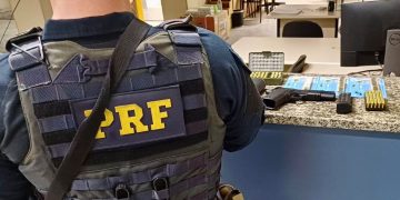 Polícia apreende pistola e 126 munições após abordagem por suspeita de direção sob efeito