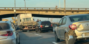 Acidente na ponte Rio-Niterói causa lentidão e retenções no tráfego nesta tarde