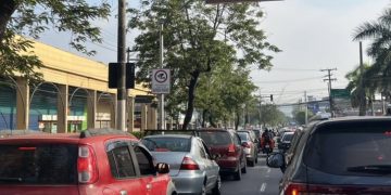 Trânsito lento na manhã de quarta-feira na Ponte Rio-Niterói, com deslocamento superior a 1 hora