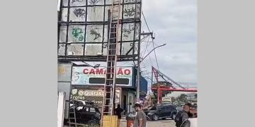 Homem morre após descarga elétrica e queda em manutenção na Rodovia Amaral Peixoto, Maricá