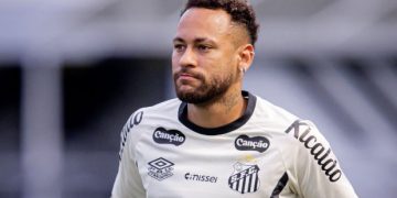 Neymar se desentende com torcedores na Vila Belmiro após empate na Sul-Americana