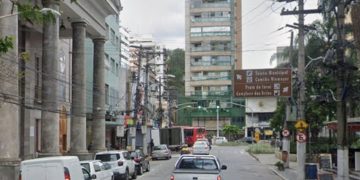 Mulher é presa por injúria racial após insultos a funcionária de bar em Niterói